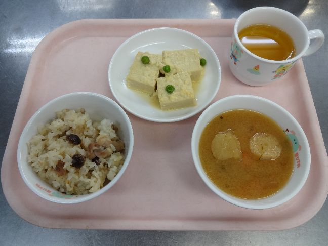 こども園の給食「<span>きのこごはん 高野豆腐の卵とじ 味噌汁</span>」
