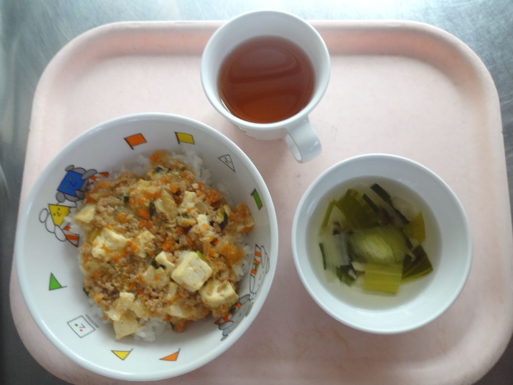こども園の給食「<span>マーボー丼 中華スープ</span>」