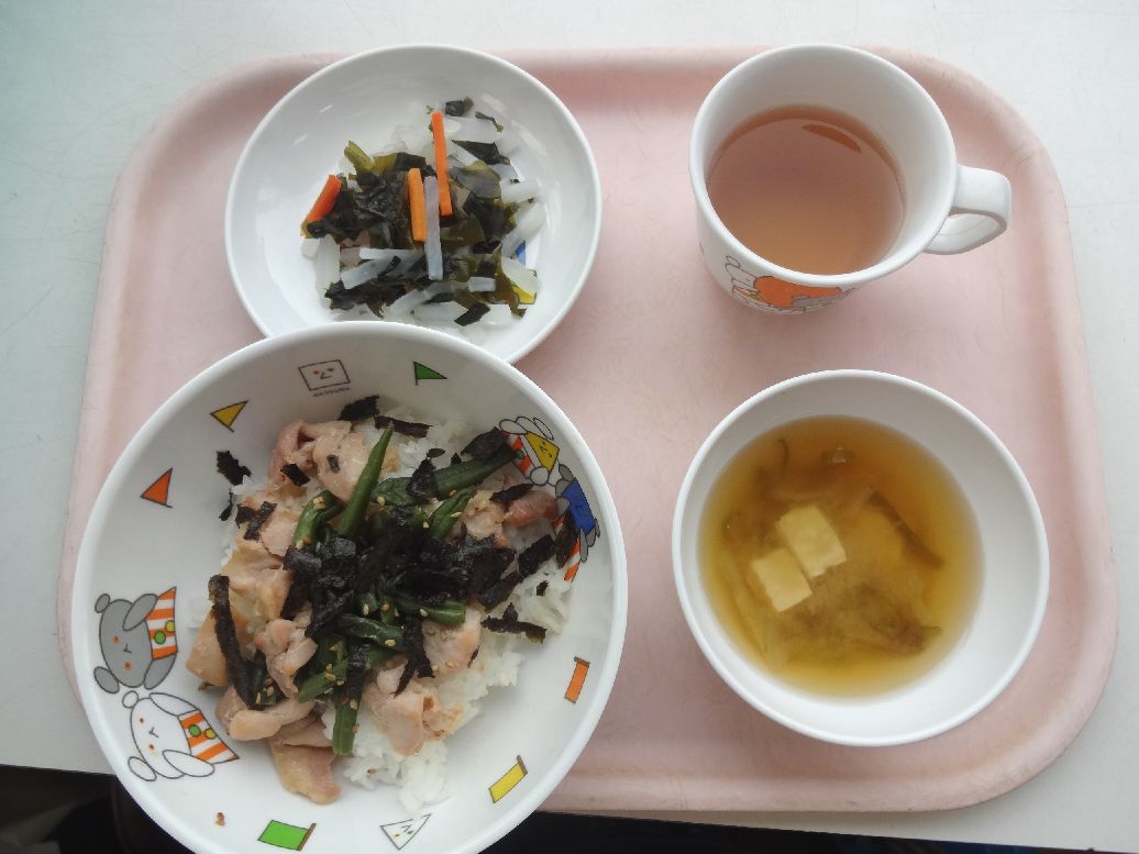 こども園の給食「<span>てりやき丼 大根の酢の物 味噌汁</span>」