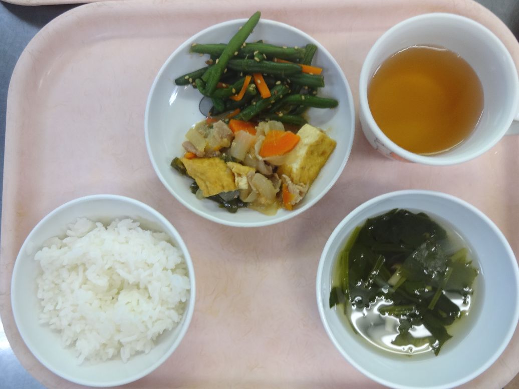 こども園の給食「<span>ご飯 厚あげと豚肉の味噌炒め インゲンのごま和え すまし汁</span>」