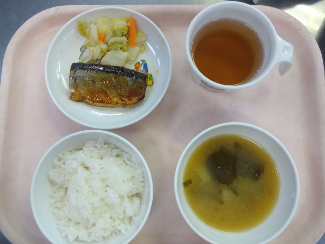 こども園の給食「<span>ご飯 さんまのかば焼き 白菜のレモン和え 味噌汁</span>」