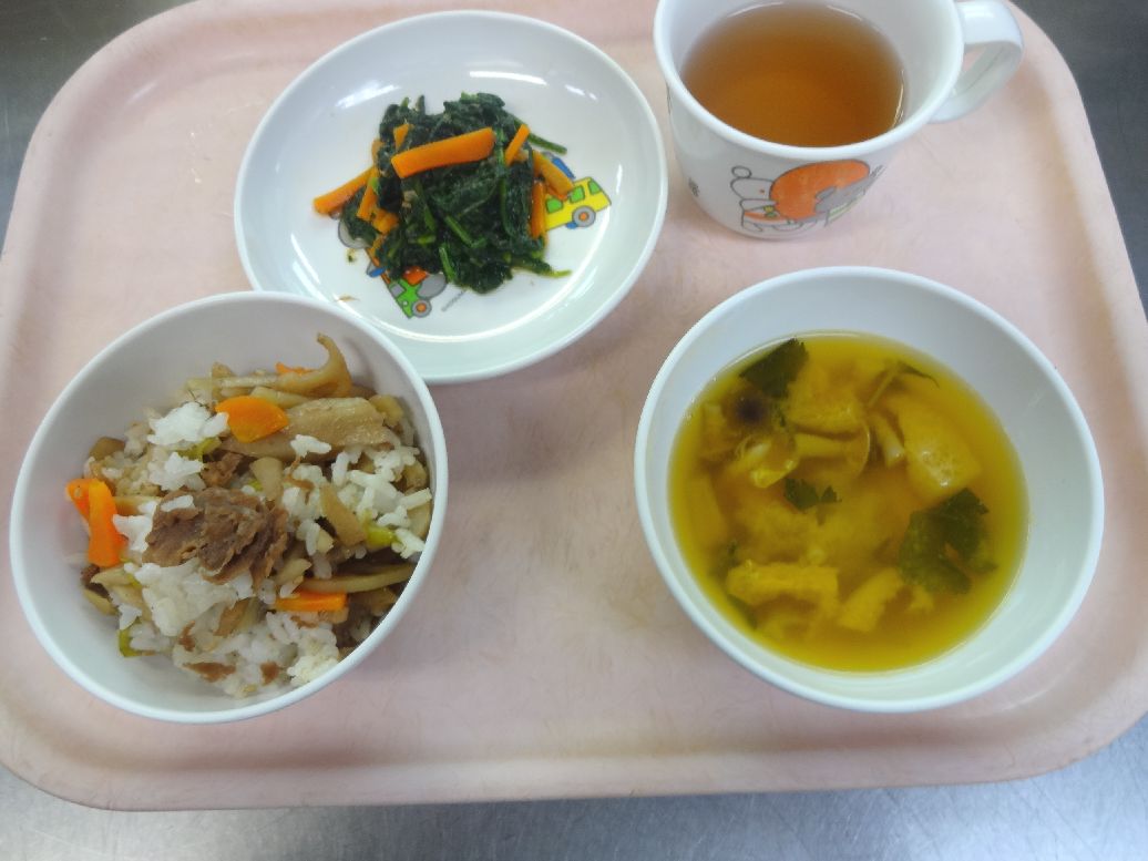 こども園の給食「<span>きんぴらちらし寿司 ほうれん草のかつお和え 味噌汁</span>」