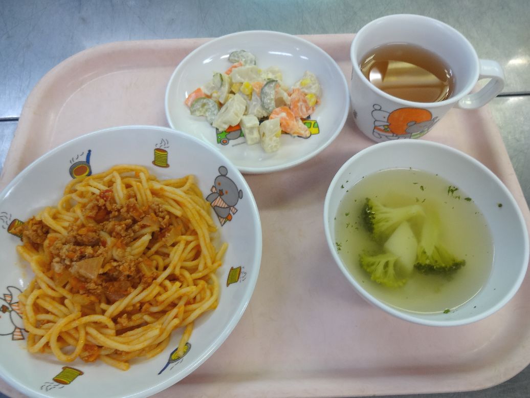 こども園の給食「<span>ミートスパゲティー レンコンサラダ コンソメスープ</span>」
