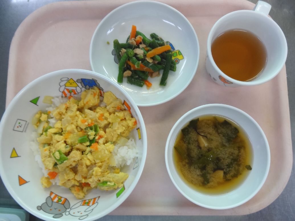 こども園の給食「<span>きつね丼 インゲンのツナ和え 味噌汁</span>」