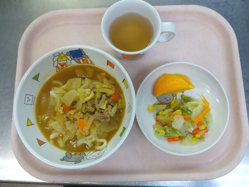 こども園の給食「<span>カレーうどん キャベツのサラダ オレンジ</span>」