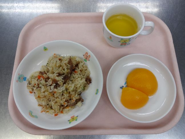 こども園の給食「<span>焼き肉チャーハン 桃缶</span>」