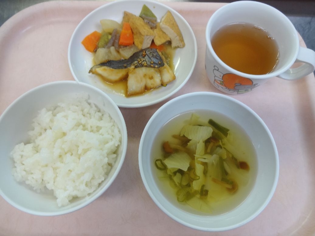 こども園の給食「<span>ご飯 ホキのごまだれ焼き 大根のみそ煮込み すまし汁</span>」
