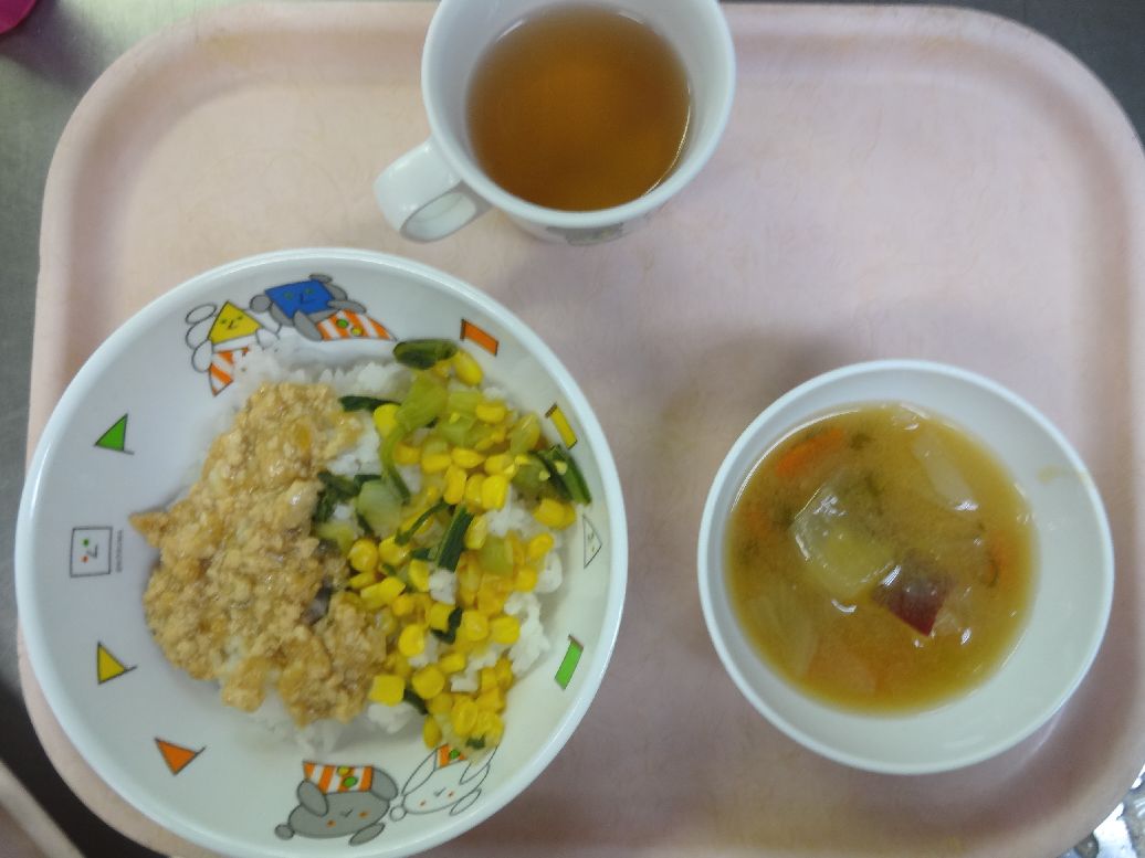 こども園の給食「<span>三色ごはん 味噌汁  鶏マヨ丼</span>」