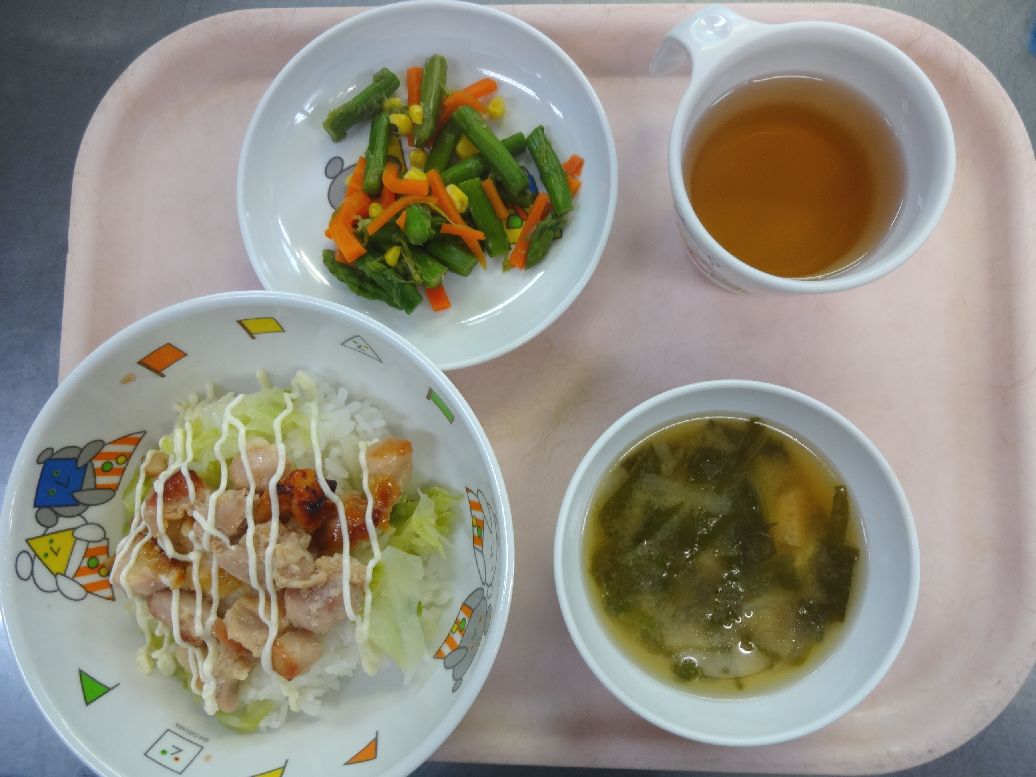 こども園の給食「<span>鶏マヨ丼 アスパラの和え物 味噌汁</span>」