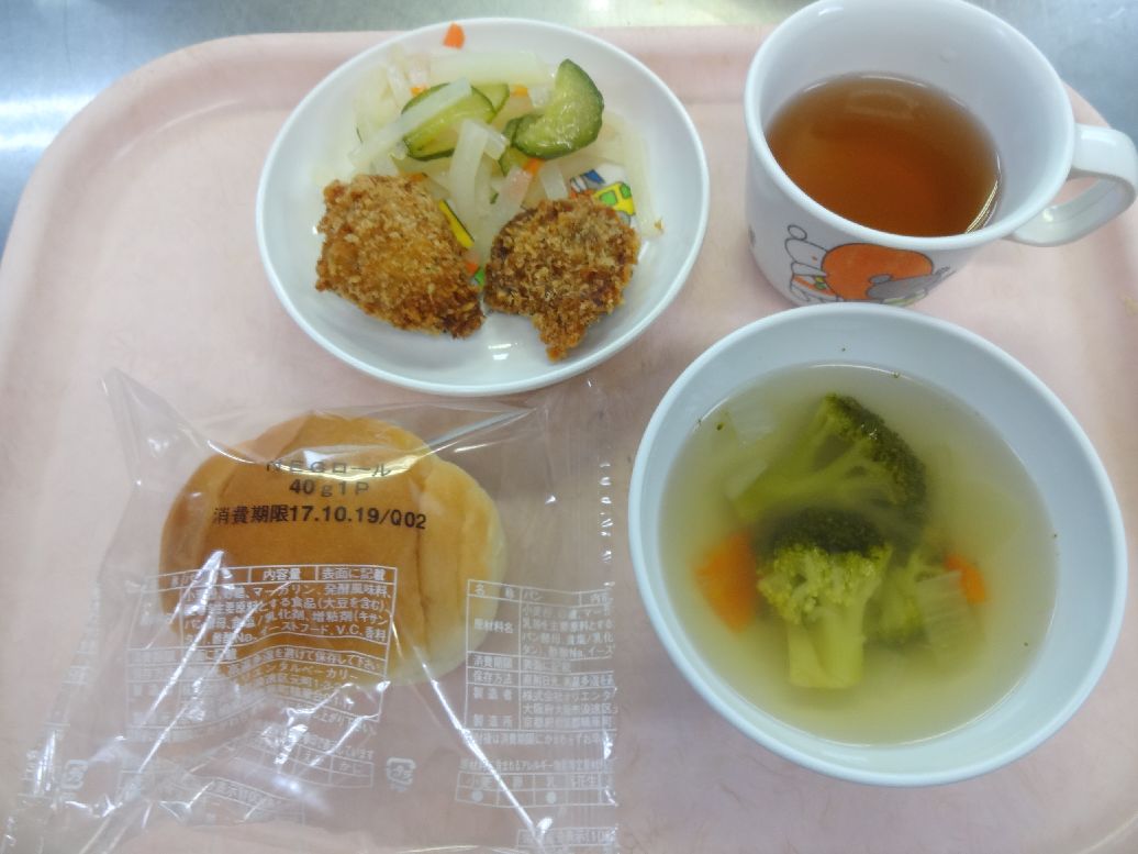 こども園の給食「<span>《世界の料理・ドイツ》 ロールパン・シュニッツェル 大根サラダ コンソメスープ</span>」