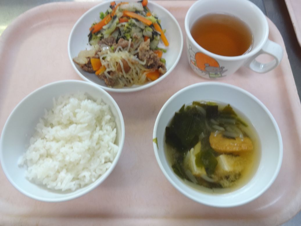 こども園の給食「<span>ご飯 牛肉のしぐれ煮 白菜の磯和え 味噌汁</span>」