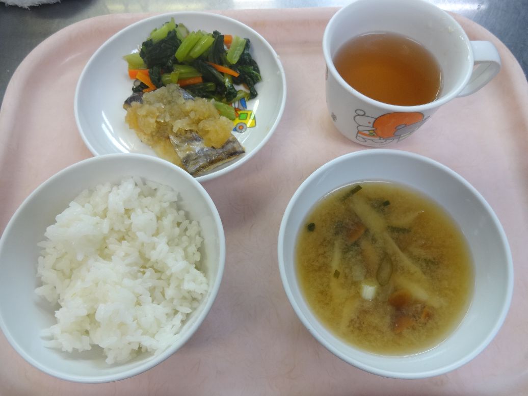 こども園の給食「<span>ご飯 さわらのみぞれかけ 小松菜の和え物 味噌汁</span>」