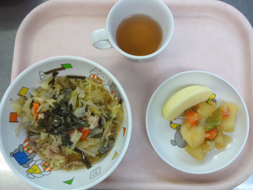 こども園の給食「<span>中華そば じゃが芋の煮物 りんご</span>」