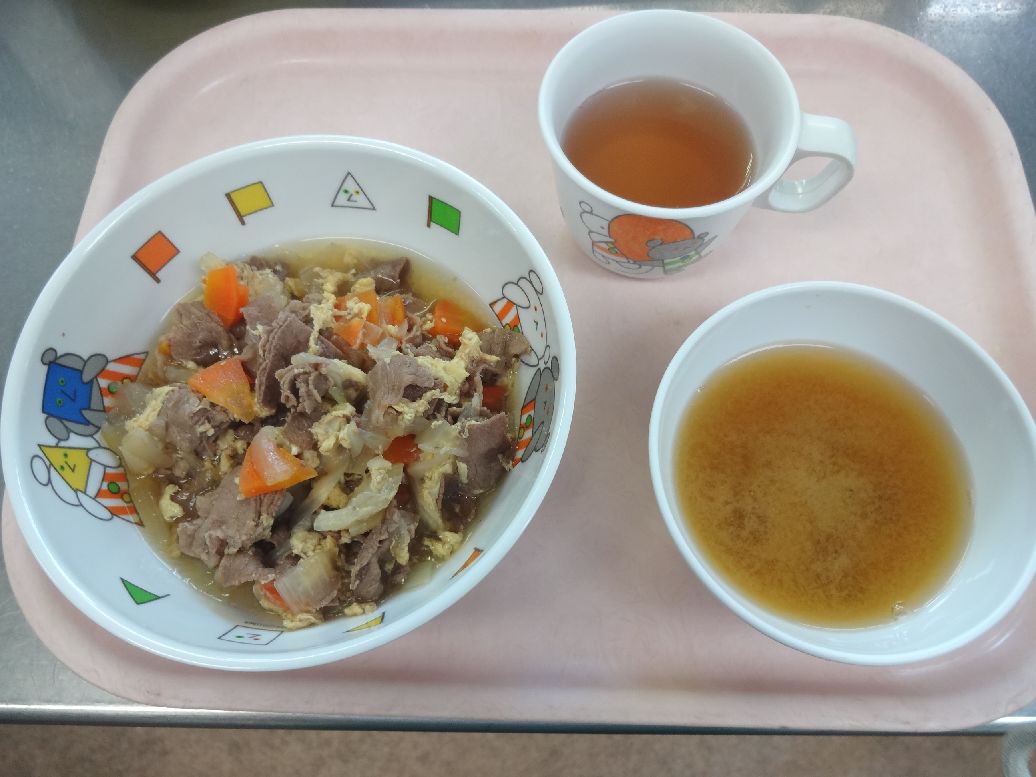 こども園の給食「<span>他人丼 大根の梅和え 味噌汁</span>」