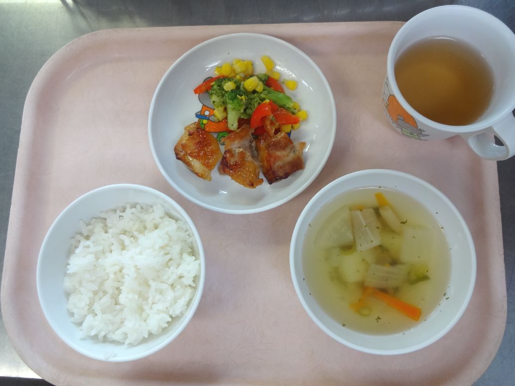 こども園の給食「<span>ご飯 鶏の照り焼き ブロッコリーサラダ コンソメスープ</span>」