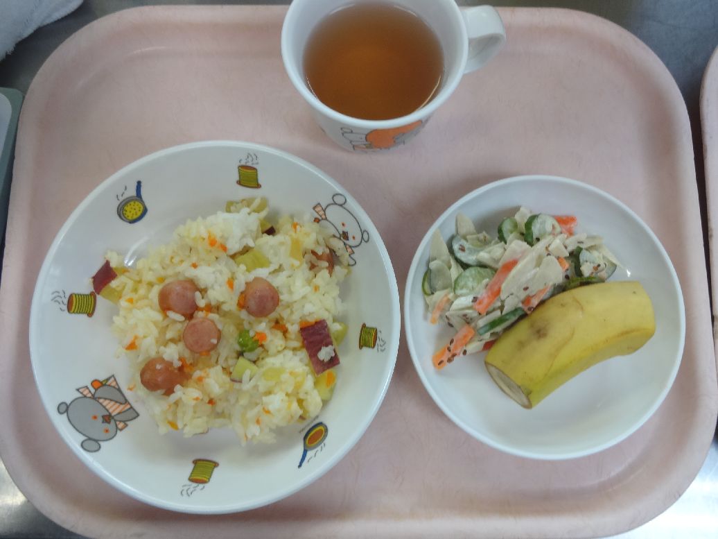 こども園の給食「<span>さつま芋のピラフ ごぼうサラダ バナナ</span>」