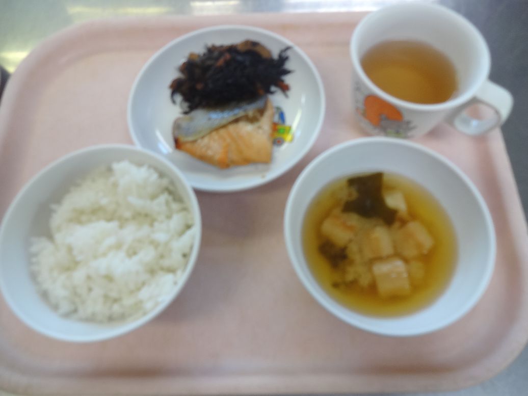 こども園の給食「<span>ご飯 鮭の幽庵焼き ひじきの煮物 味噌汁</span>」