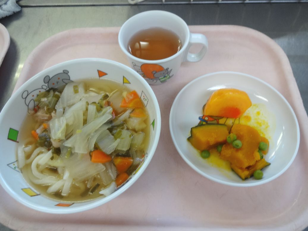 こども園の給食「<span>かもなんば風うどん かぼちゃの煮物 柿</span>」