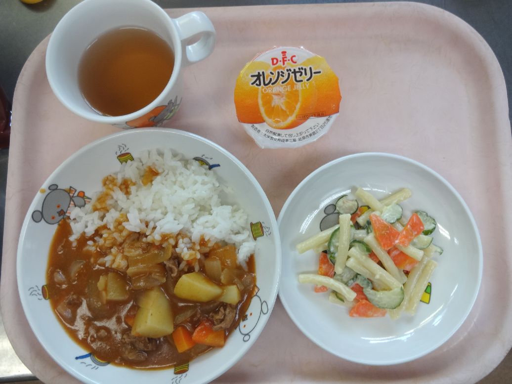 こども園の給食「<span>ハヤシライス マカロニサラダ オレンジゼリー</span>」