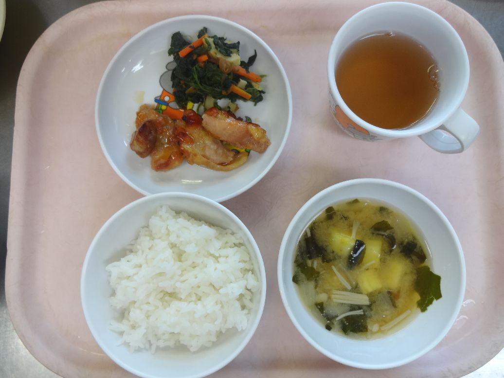こども園の給食「<span>ご飯 鶏のマーマレード焼き 小松菜とちくわの和え物 味噌汁</span>」