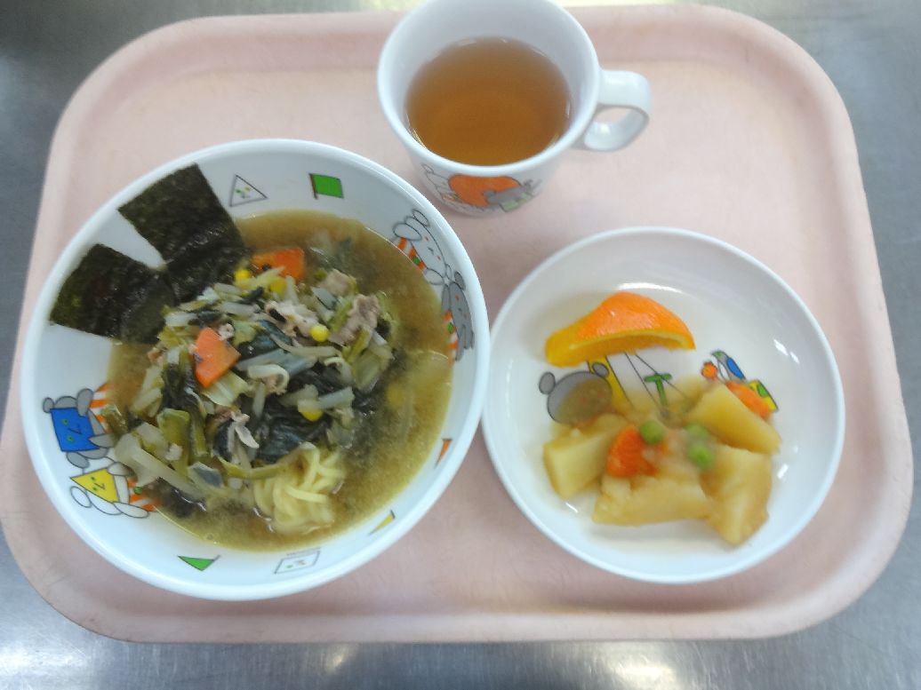こども園の給食「<span>コーン味噌ラーメン じゃが芋の煮物 オレンジ</span>」