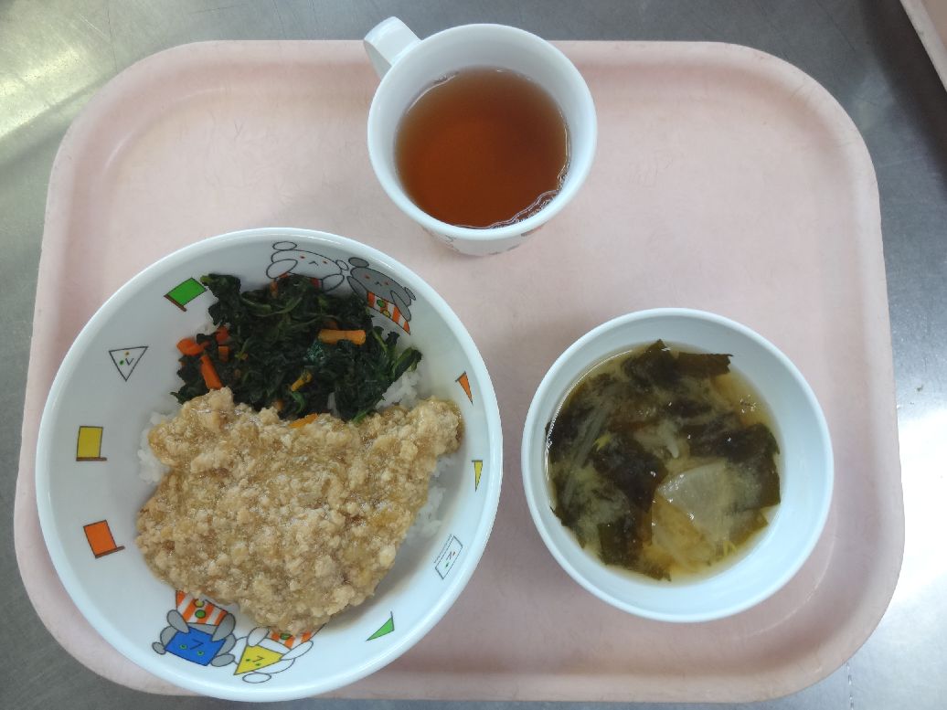 こども園の給食「<span>鶏そぼろ丼 味噌汁</span>」