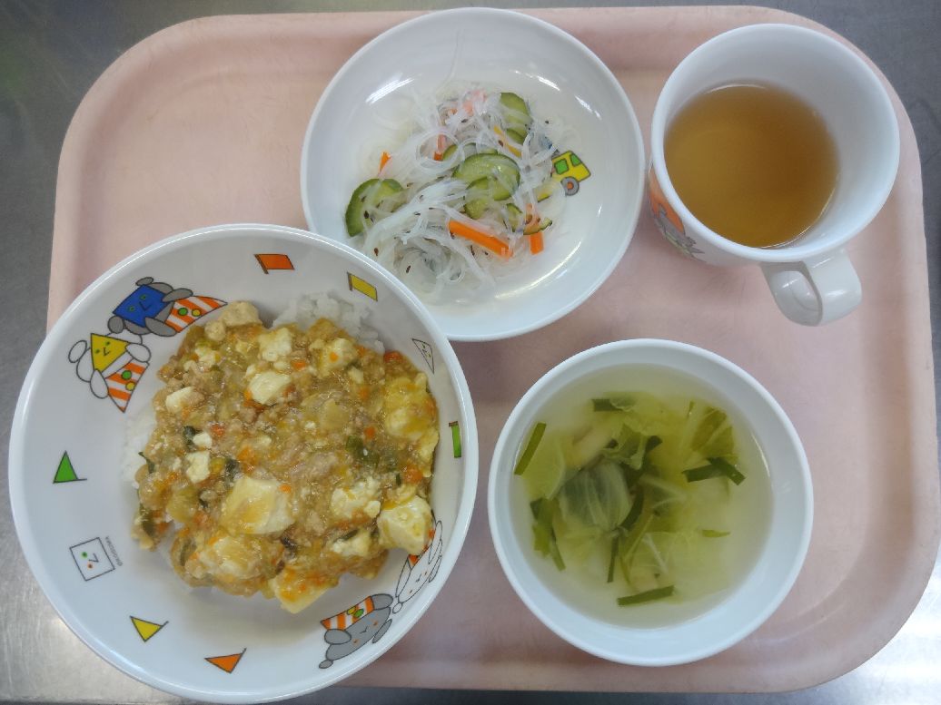 こども園の給食「<span>マーボー丼 春雨の酢の物 中華スープ</span>」