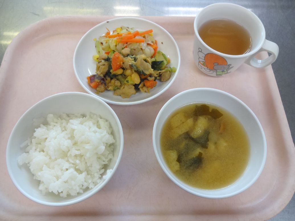 こども園の給食「<span>ご飯 鶏肉の五目大豆煮 キャベツのごま和え 味噌汁</span>」