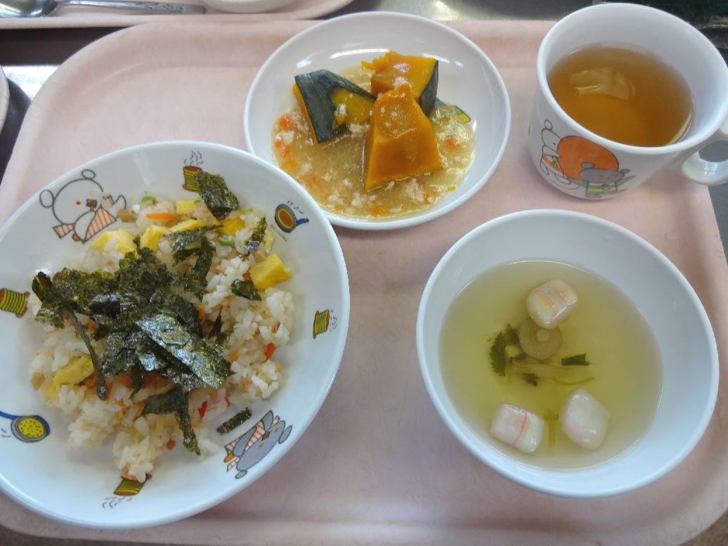 こども園の給食「<span>散らし寿司 南瓜のそぼろ煮 すまし汁</span>」