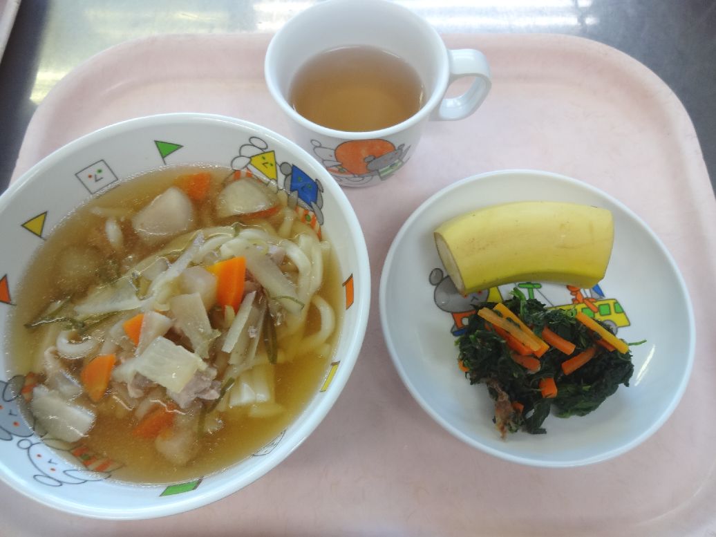 こども園の給食「<span>けんちんうどん 小松菜のおかか和え バナナ</span>」