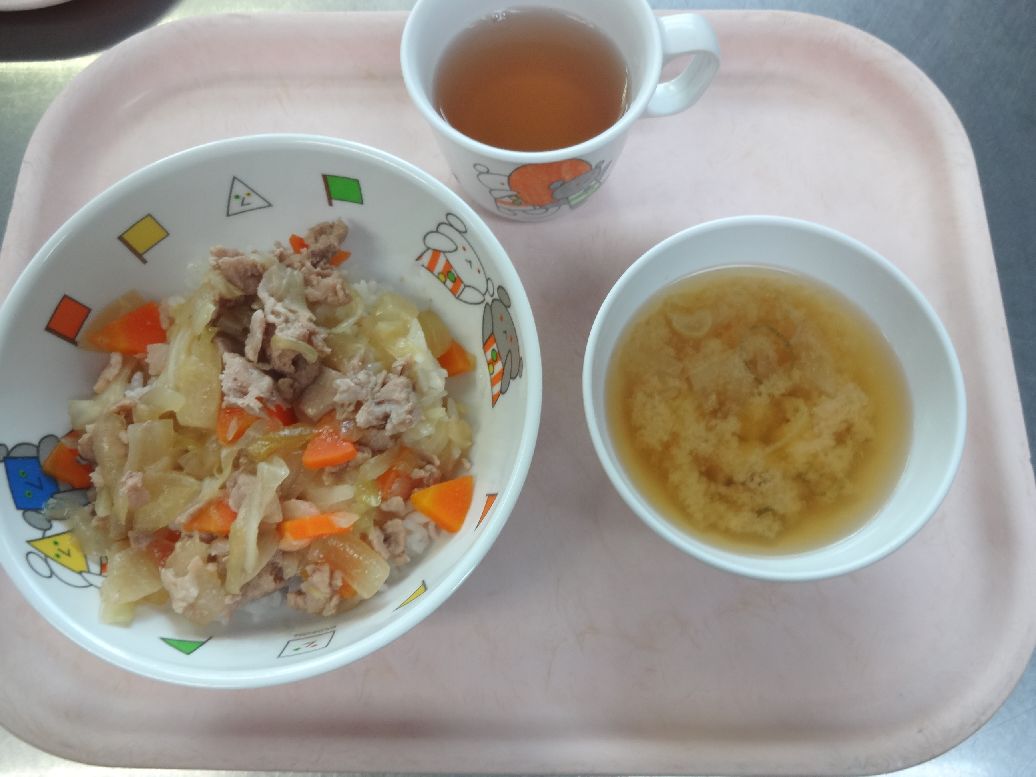 こども園の給食「<span>豚肉の生姜焼き丼 味噌汁</span>」