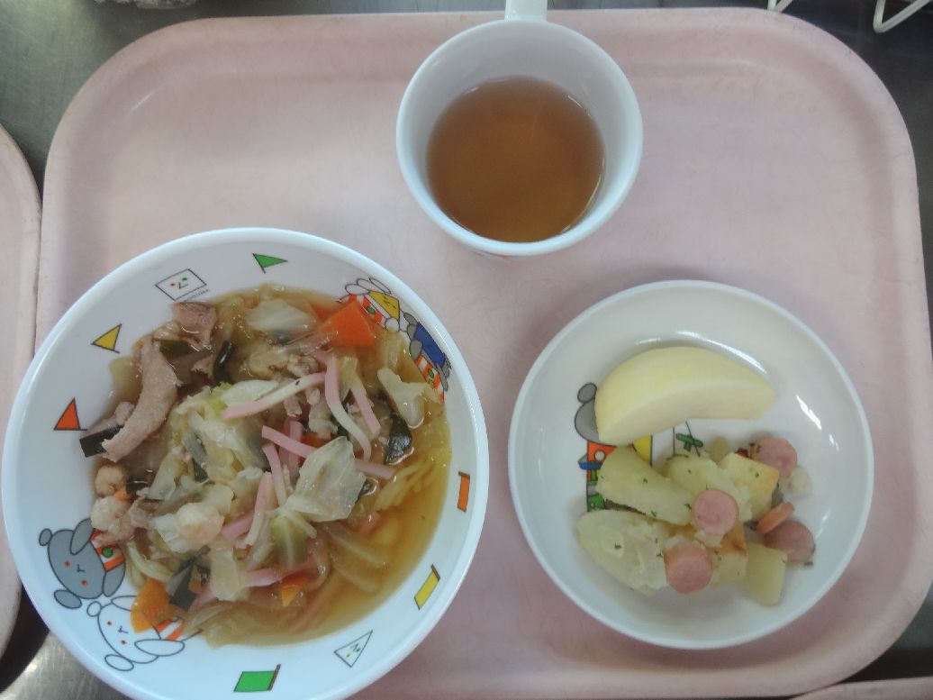 こども園の給食「<span>ちゃんぽんめん ジャーマンポテト りんご</span>」