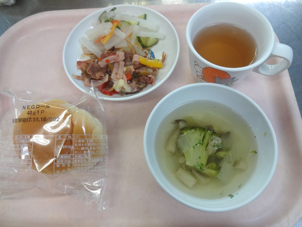 こども園の給食「<span>《世界の郷土料理・メキシコ》 ロールパン・アランブレ 大根サラダ コンソメスープ</span>」