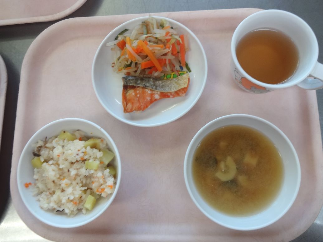こども園の給食「<span>もみじごはん 鮭の塩焼き もやしの梅和え 味噌汁</span>」