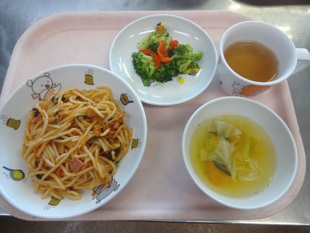 こども園の給食「<span>ナポリタンスパゲティー ブロッコリーサラダ 野菜スープ</span>」