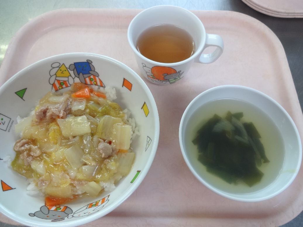 こども園の給食「<span>中華丼 わかめスープ</span>」