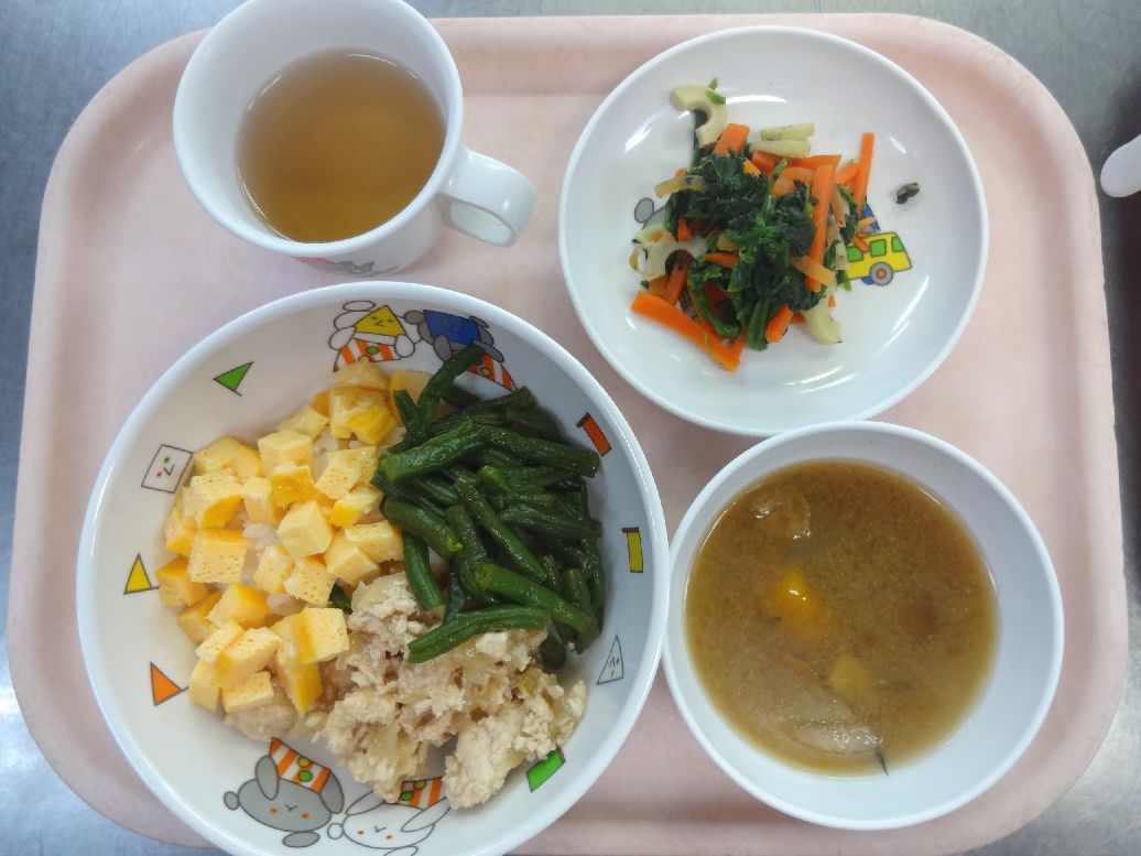 こども園の給食「<span>三色ごはん ほうれん草の和え物 味噌汁</span>」
