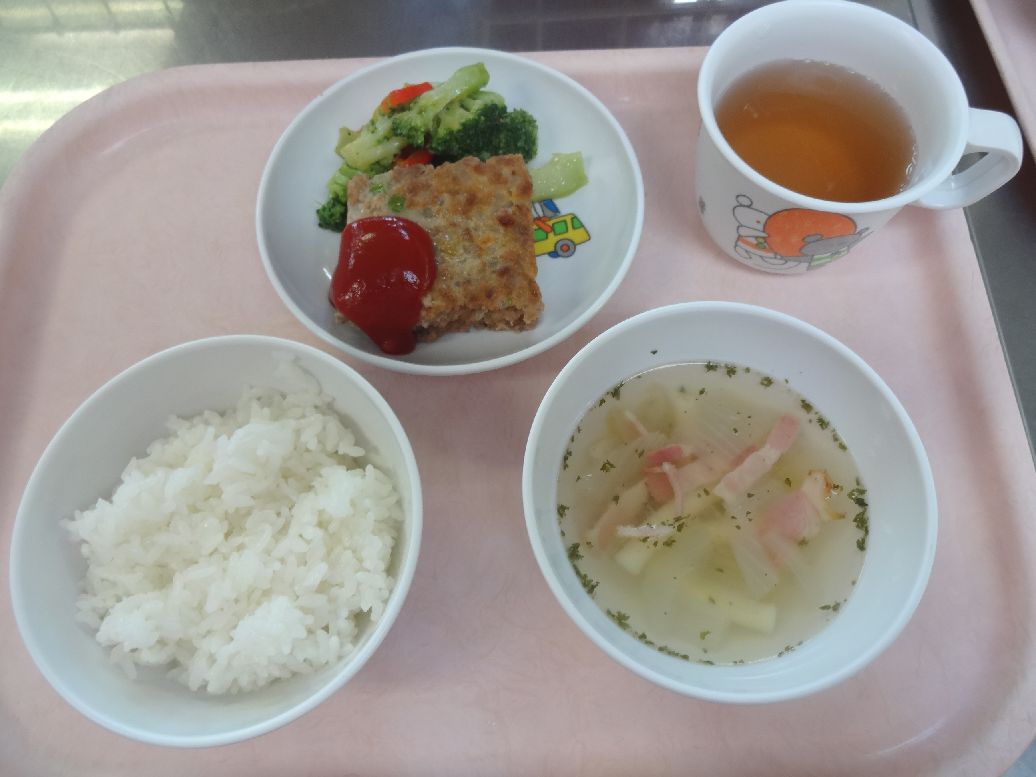 こども園の給食「<span>ご飯 ミートローフ カラフルサラダ マカロニスープ</span>」