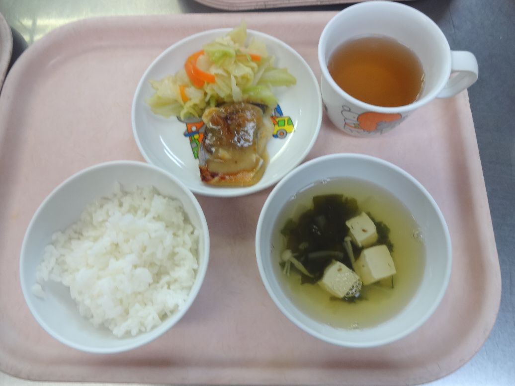 こども園の給食「<span>ご飯 さわらのみそ焼き キャベツの酢の物 すまし汁</span>」