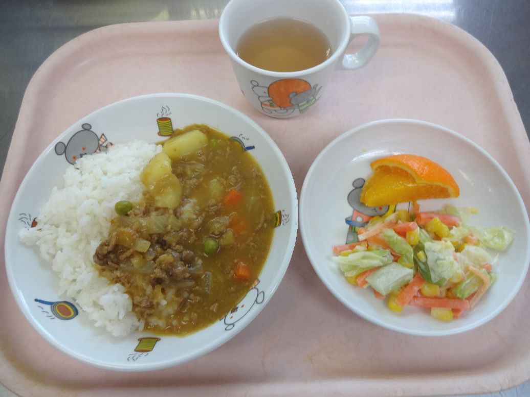 こども園の給食「<span>ミンチカレー コーンサラダ オレンジ</span>」