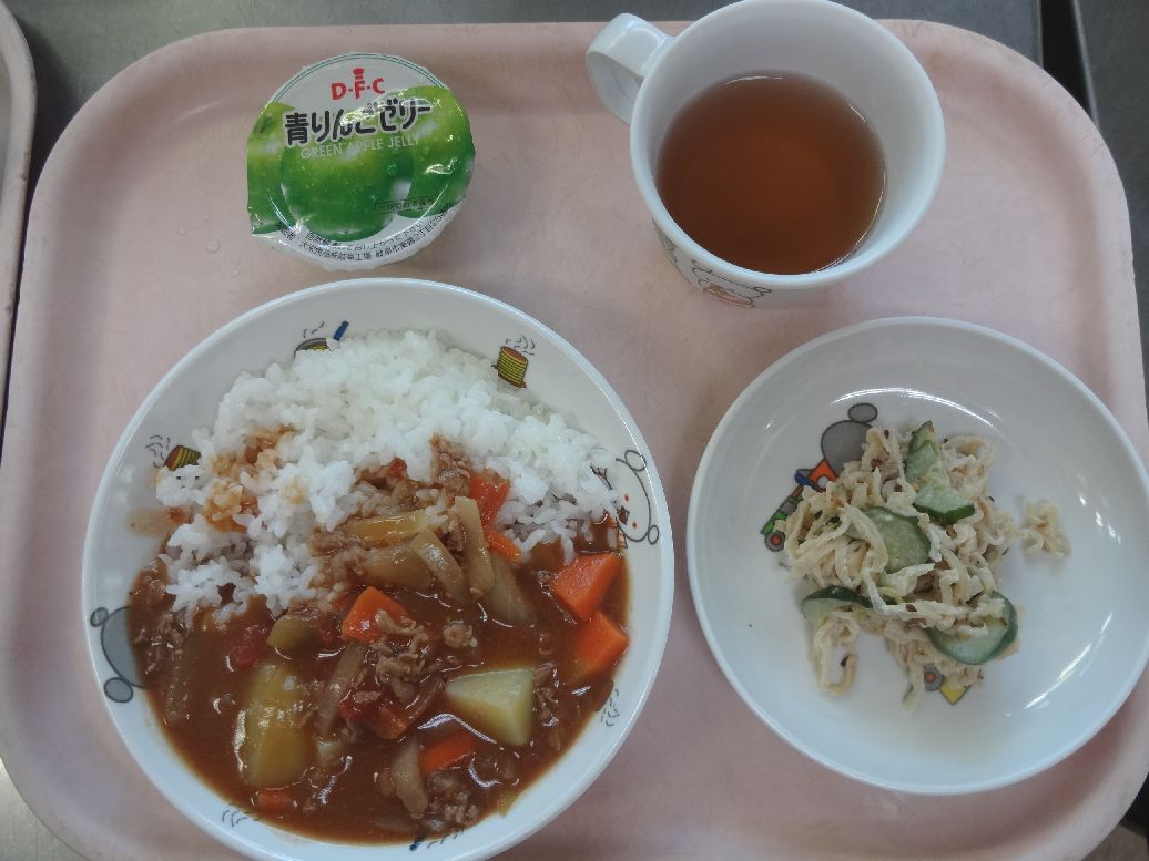 こども園の給食「<span>ハヤシライス 切干大根のゴマネーズ 青りんごゼリー</span>」