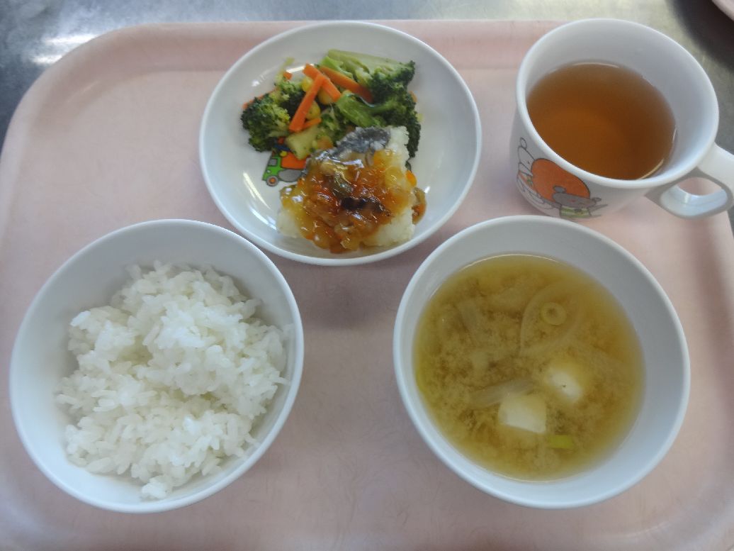 こども園の給食「<span>ご飯 ホキの甘酢あんかけ ブロッコリーの和え物 味噌汁</span>」
