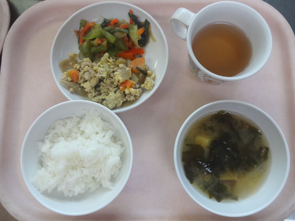 こども園の給食「<span>ご飯 豚肉の柳川風 青梗菜のかつお和え 味噌汁</span>」