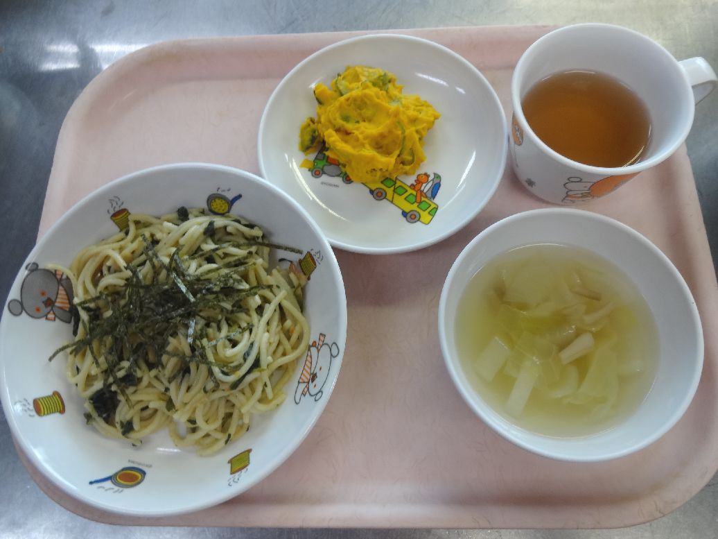 こども園の給食「<span>ほうれん草とベーコンの和風パスタ 南瓜サラダ コンソメスープ</span>」