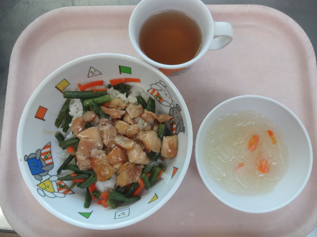 こども園の給食「<span>てりやき丼 春雨スープ  ビーフカレー</span>」