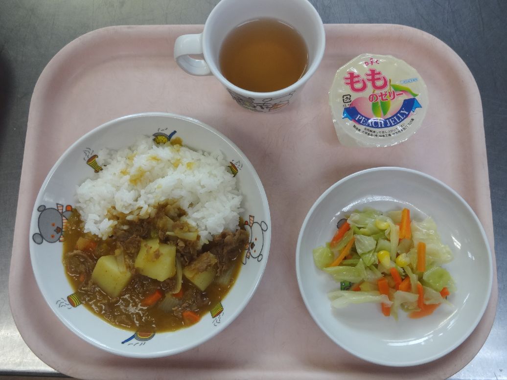こども園の給食「<span>ビーフカレー キャベツのサラダ ピーチゼリー</span>」