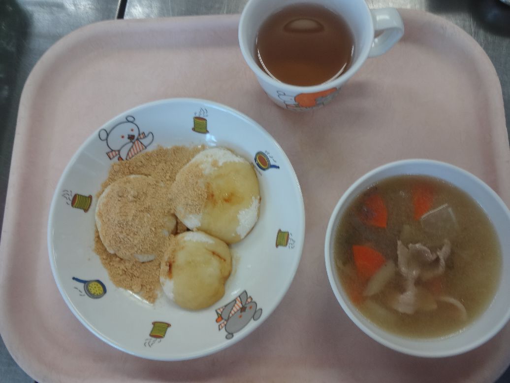 こども園の給食「<span>☆おもちつき☆ ふりかけご飯（0.1歳） 豚汁</span>」
