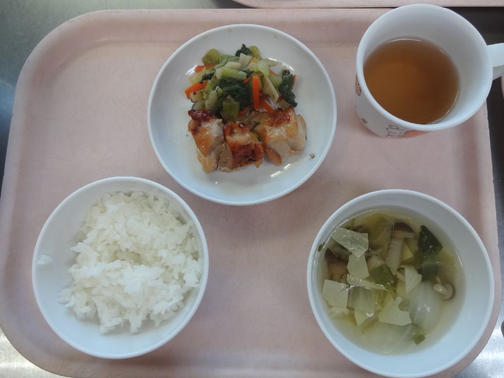 こども園の給食「<span>ご飯 鶏の照り焼き チンゲン菜とごぼうの味噌和え すまし汁</span>」