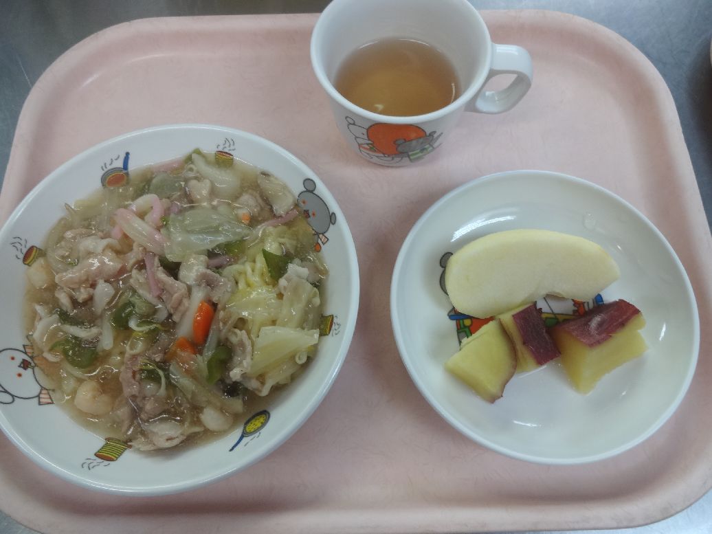こども園の給食「<span>皿うどん（郷土料理・長崎県） さつま芋のレモン煮 りんご</span>」