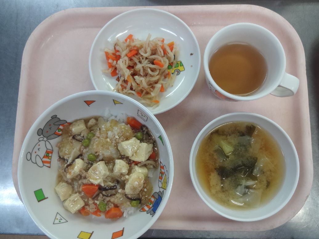 こども園の給食「<span>五目豆腐丼 切干大根の梅かつお和え 味噌汁</span>」